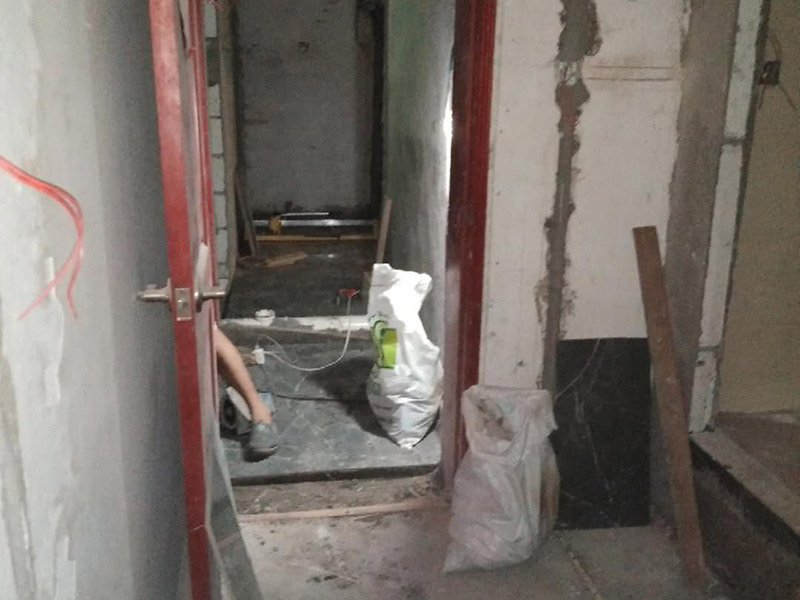 地面水電線路鋪設(shè)：水電改造的第一步是水電定位，也就是根據(jù)用戶的需要確定出全屋開關(guān)插座的位置和水路接口的位置，水電工要根據(jù)開關(guān)、插座、水龍頭的位置確定線路走向，并按照圖紙的設(shè)計向裝修業(yè)主進行說明。水電改造時要注意“水走天、電走地”原則，即水管走天棚，強、弱電盡量走地面，且強、弱電之間不能互相交叉，之間的平行距離要大于30厘米。水電定位之后，接下來就是打槽了。好的打槽師傅打出的槽基本是一條直線，而且槽邊基本沒有什么毛齒。注意打槽之前，務(wù)必讓水電工將所有的水電走向在墻上劃出來標明，記得對照水電圖，看是否一致。