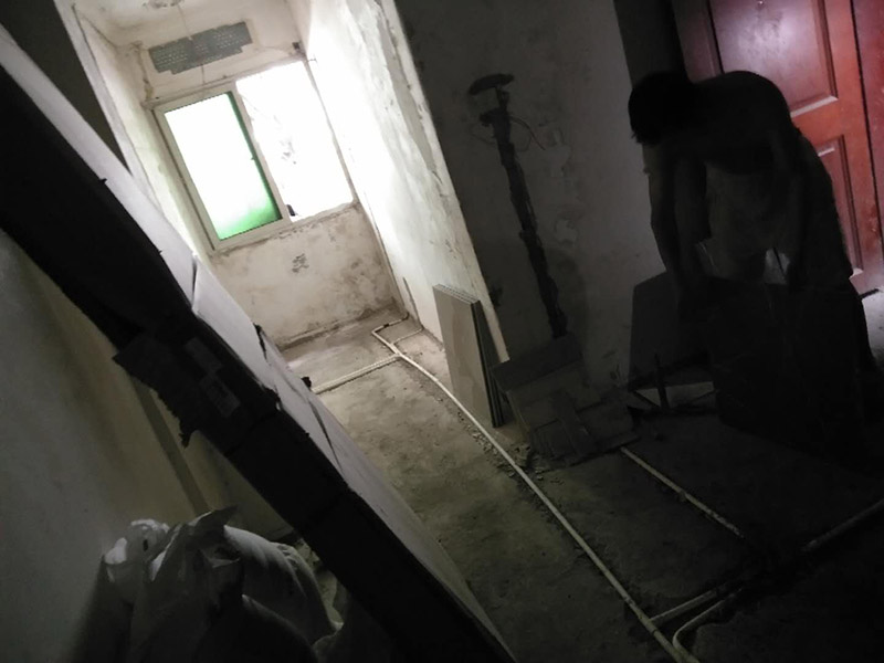 地面水電線路鋪設(shè)：水電改造的第一步是水電定位，也就是根據(jù)用戶的需要確定出全屋開關(guān)插座的位置和水路接口的位置，水電工要根據(jù)開關(guān)、插座、水龍頭的位置確定線路走向，并按照圖紙的設(shè)計向裝修業(yè)主進行說明。水電改造時要注意“水走天、電走地”原則，即水管走天棚，強、弱電盡量走地面，且強、弱電之間不能互相交叉，之間的平行距離要大于30厘米。水電定位之后，接下來就是打槽了。好的打槽師傅打出的槽基本是一條直線，而且槽邊基本沒有什么毛齒。注意打槽之前，務(wù)必讓水電工將所有的水電走向在墻上劃出來標明，記得對照水電圖，看是否一致。