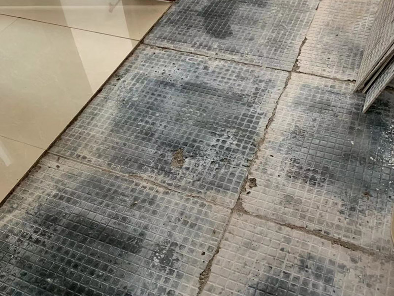 地磚拆除維修：其實關(guān)于拆除地板磚的方法還是比較簡單的。首先要撬開大門口的那塊地磚，因為那塊地磚是有一邊露在外面的所以比較容易撬開。再用扁的鑿子一片一片的往里撬，如果水泥砂漿做的不是特別牢固的話可以直接用錘子把扁撬敲擊地磚和水泥地中間的縫隙。
