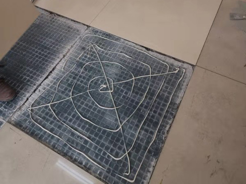 地面空鼓維修：如果是發(fā)現(xiàn)單塊的地磚空鼓超過標(biāo)準(zhǔn)，可以要求裝修人員把磚撬開了重鋪。方法就是取出空鼓的地磚，可利用吸盤，平直的吊出，然后再按照規(guī)范要求進(jìn)行鋪貼。如果只是小部分松動，可以把磚縫清理干凈，用水把地面充分潤濕，用水泥漿對膠水，用膠榔頭輕輕打擊，使水泥漿滲入，滲入后用重物壓使干后就可；如果是一半以上就要重新處理，膠榔頭輕輕打擊地磚，使地磚完全松動，清理縫隙，取出 地磚，鑿打地面重新粘貼就可以了；