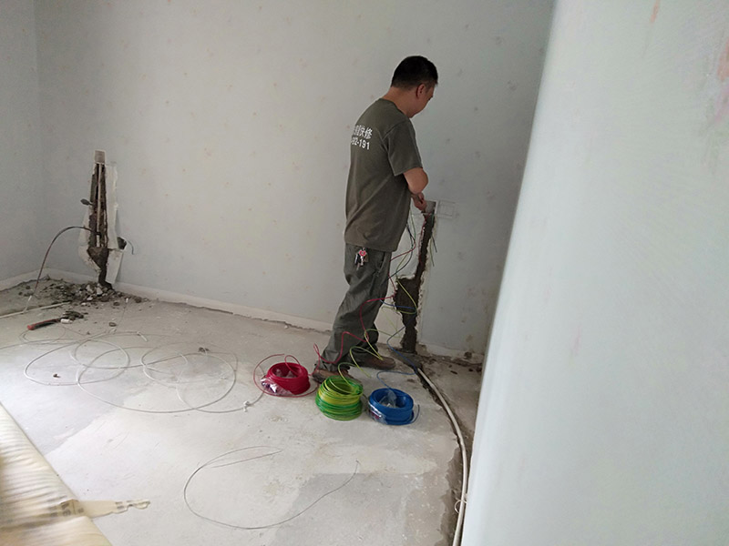 安裝PVC線管穿線：水電安裝的步驟是彈線、開槽(根據(jù)具體情況定)、布管、穿線、驗收、封管，這樣水電就算安裝完畢，1、用扁鑿和錘子按設(shè)計好的線路把墻開槽，深度和寬度根據(jù)下線管直徑確定；2、根據(jù)長度用手鋼鋸把下線管裁剪到合適長度；3、把電線穿進(jìn)下線管；4、把下線管用線卡子固定在開出的線槽；5、和好水泥，把水泥抹進(jìn)墻槽，用抹泥刀抹平；6、打膩子、刷涂料。