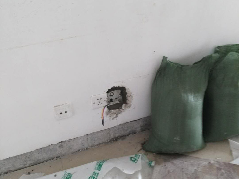 水電改造維修：按走向進(jìn)行墻面或地面開槽，開槽過程中，不允許出現(xiàn)墻面橫向開槽大于30cm的現(xiàn)象，因?yàn)闄M向開槽將破壞整樓的承重，使得抗震能力降低而且墻面容易開裂。如果是保溫墻的話，開很長(zhǎng)的橫槽有可能會(huì)導(dǎo)致開槽上部的保溫層整體脫落。墻面開槽一般都應(yīng)該是豎向垂直開槽。埋入管線(包括布線和接好管道)和暗盒，電路施工時(shí)先安裝管路，然后再穿導(dǎo)線，這樣可以避免將來換線出現(xiàn)導(dǎo)線無法抽動(dòng)的現(xiàn)象。穿管不能使用軟管，防止出現(xiàn)死角。同時(shí)電路接頭不要裸露在外面，應(yīng)該安裝在線盒內(nèi)，分線盒之間不允許有接頭。檢測(cè)電路，對(duì)水路進(jìn)行試壓，驗(yàn)收檢查合格后要注意保存好電路施工圖紙，圖紙要與實(shí)際相一致，同時(shí)圖紙上要標(biāo)明導(dǎo)線規(guī)格及開關(guān)、插座位置。