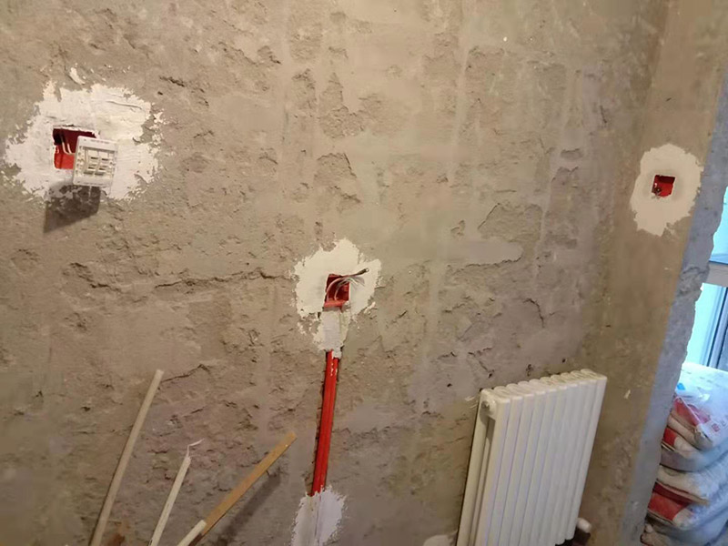 廚房線路改造：插座、照明分線走：插座要設(shè)地線以保證用電安全，共有3根電線，而照明系統(tǒng)不用設(shè)地線，只有兩根線，因此兩支路線最好分開，即使電路出現(xiàn)問題也便于維修。開關(guān)插座遠(yuǎn)離水槽灶具：廚房開關(guān)和插座如果靠近灶具，溫度較高容易加速電路老化;也要遠(yuǎn)離水槽，避免受潮而發(fā)生漏電事故。凈水器的電源開關(guān)和插座最好放在水槽柜的旁邊，使用防水開關(guān)和插座，避免因為潮濕而漏電。