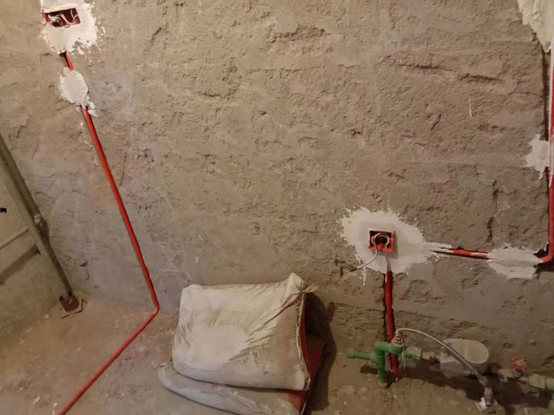 廚房線路改造：插座、照明分線走：插座要設(shè)地線以保證用電安全，共有3根電線，而照明系統(tǒng)不用設(shè)地線，只有兩根線，因此兩支路線最好分開，即使電路出現(xiàn)問題也便于維修。開關(guān)插座遠(yuǎn)離水槽灶具：廚房開關(guān)和插座如果靠近灶具，溫度較高容易加速電路老化;也要遠(yuǎn)離水槽，避免受潮而發(fā)生漏電事故。凈水器的電源開關(guān)和插座最好放在水槽柜的旁邊，使用防水開關(guān)和插座，避免因為潮濕而漏電。