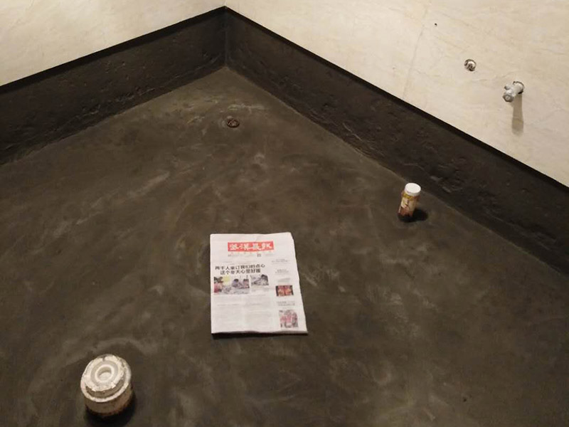 廁所防水，水管打壓測試：首先要進(jìn)行地面處理，確保地面干凈，沒有任何雜物污染，基層表面堅實(shí)，無脫皮等現(xiàn)象，我們還要進(jìn)行地面找平，保證地面平整，沒有較大的缺陷和補(bǔ)痕。防水涂料要刷全面，與基層結(jié)合牢固，不會出現(xiàn)氣泡，脫落等問題。我們涂刷時，要由下至上，先墻后地涂刷。一般來說，衛(wèi)生間的防水要做到180厘米，非淋浴墻面防水不能低于35厘米。小編建議防水統(tǒng)一做到180厘米。刷涂料不僅要注意高度，還有注意涂刷的厚度，國家規(guī)定防水涂料要涂到1.5毫米厚。防水涂料是要刷兩遍，第二遍涂料是要等第一遍涂料干透之后才能開始刷。