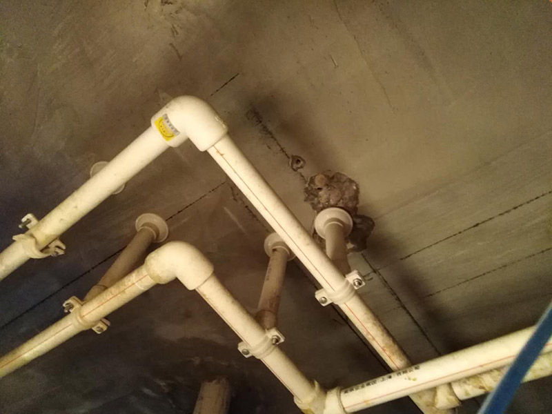 廁所防水，水管打壓測試：首先要進(jìn)行地面處理，確保地面干凈，沒有任何雜物污染，基層表面堅實(shí)，無脫皮等現(xiàn)象，我們還要進(jìn)行地面找平，保證地面平整，沒有較大的缺陷和補(bǔ)痕。防水涂料要刷全面，與基層結(jié)合牢固，不會出現(xiàn)氣泡，脫落等問題。我們涂刷時，要由下至上，先墻后地涂刷。一般來說，衛(wèi)生間的防水要做到180厘米，非淋浴墻面防水不能低于35厘米。小編建議防水統(tǒng)一做到180厘米。刷涂料不僅要注意高度，還有注意涂刷的厚度，國家規(guī)定防水涂料要涂到1.5毫米厚。防水涂料是要刷兩遍，第二遍涂料是要等第一遍涂料干透之后才能開始刷。