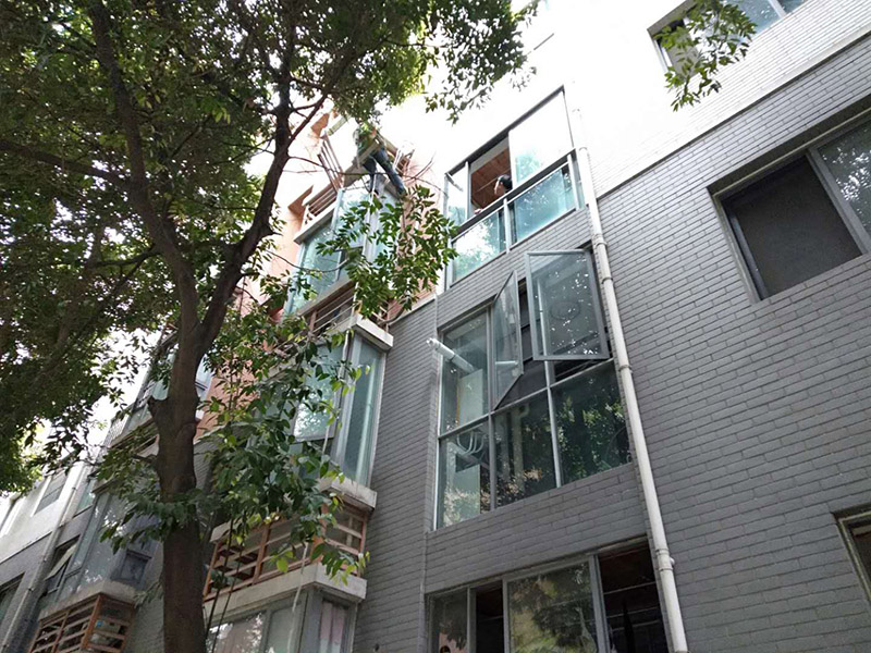 空調(diào)外機(jī)PVC管防水維修：先明確什么地方漏水。如果只是接頭漏，在管材質(zhì)量合格前提下，可換接頭或在接頭處加上防漏密封膠帶、AB密封膠等;如果是管材質(zhì)量不好，應(yīng)該更換管材。還可以在漏水的地方涂上調(diào)好的AB膠，再在上面纏上一層綢帶，使綢帶上浸滿AB膠再在綢帶上面涂一層AB膠，整個(gè)過程動(dòng)作要快也可以分兩次或多次。