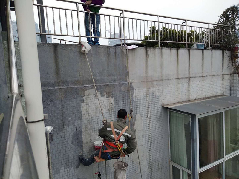 外墻涂刷防水：清理基層，新舊面層必須清理干凈，不得有雜物和灰塵，以免影響粘結(jié)強(qiáng)度，涂刷防水涂料時(shí)基層應(yīng)干燥?；鶎忧謇砉ば蛲瓿芍螅酉聛?lái)，清理死角，也就是所謂的陰陽(yáng)角、施工縫、伸縮縫等比較重要的部位進(jìn)行處理，尤其注意的是泄水孔要加強(qiáng)處理，需要涂刷2－3遍防水底層涂料。將攪拌均勻的晨光防水涂料根據(jù)現(xiàn)場(chǎng)要涂刷的面積開(kāi)始涂刷，基層涂刷要大于粘卷材的面積，不要超過(guò)三十。刷第二次涂料之前必須要等一次涂料完全凝固后方可再次涂刷，底層涂料次涂刷完畢后約4—8左右。要等第二次涂料完全凝固后方可施工。