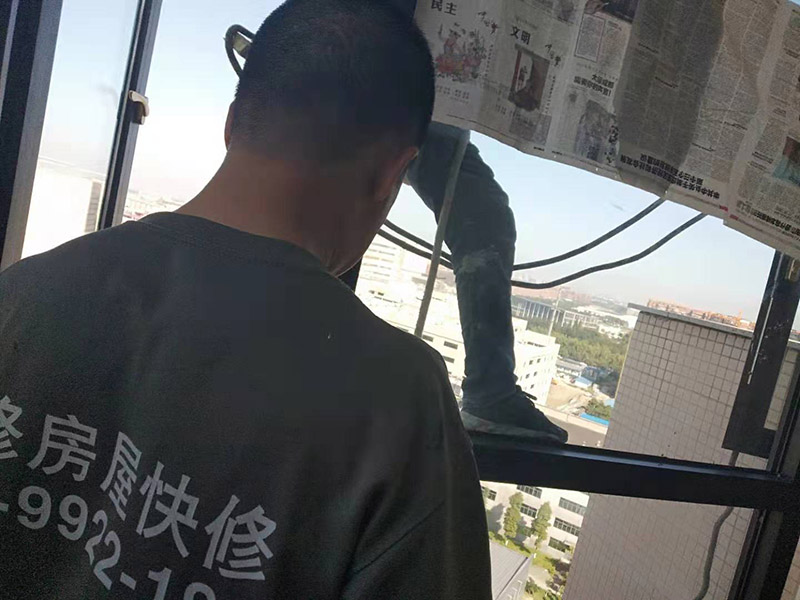 窗戶打膠維修：1、當(dāng)我們粘在破碎的橋梁的鋁門窗上時，如果需要在外面粘合，我們必須將它粘在外面，因為如果它幾乎不粘在室內(nèi)，它顯然會不均勻。它不起防水功能。2、當(dāng)我們將破碎的橋梁的鋁門和窗戶粘在一起時，我們需要將膠帶放在鋁門的側(cè)面和斷橋的窗戶上。不要將它粘在頂部也很重要。否則，更重要的是。之后，膠帶脫膠，防水效果消失。