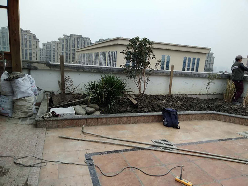 高空外墻防水：清理基層，新舊面層必須清理干凈，不得有雜物和灰塵，以免影響粘結(jié)強度，涂刷防水涂料時基層應(yīng)干燥。接下來，清理死角，也就是所謂的陰陽角、施工縫、伸縮縫等比較重要的部位進(jìn)行處理，尤其注意的是泄水孔要加強處理，需要涂刷2-3遍防水底層涂料。將攪拌均勻的防水涂料根據(jù)現(xiàn)場要涂刷的面積開始涂刷，基層涂刷要大于粘卷材的面積，不要超過三十分鐘，涂刷第二次涂料之前必須要等第一次涂料完全凝固后方可再次涂刷，底層涂料第一次涂刷完畢后約4-8小時左右，方可再次涂刷第二次和第三次底層涂料，第一次涂刷厚度為0.5mm、第二次涂刷厚度為0.5mm左右、第三次涂刷厚度為0.5mm左右。粘結(jié)卷材時要等第二次涂料完全凝固后方可施工。