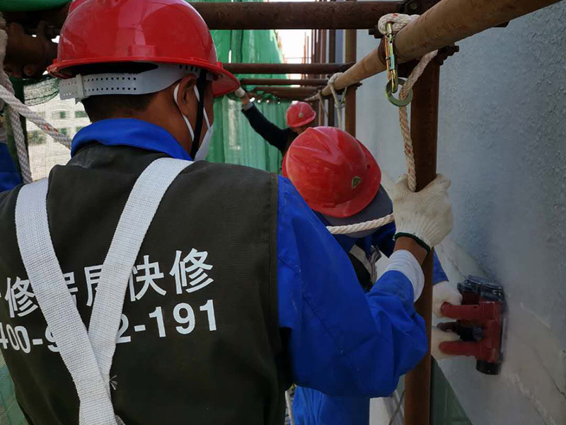 高空外墻防水：首先清理基層，新舊面層必須清理干凈，不得有雜物和灰塵，以免影響粘結(jié)強(qiáng)度，涂刷防水涂料時(shí)基層應(yīng)干燥。接下來(lái)，清理死角，也就是所謂的陰陽(yáng)角、施工縫、伸縮縫等比較重要的部位進(jìn)行處理，尤其注意的是泄水孔要加強(qiáng)處理，需要涂刷2-3遍防水底層涂料。備好防水卷材、防水涂料、基層涂料和粘接卷材的涂料必須要分清，為提高防水卷材與基層粘結(jié)性，可用底層涂料反復(fù)涂刷，涂刷均勻，覆蓋完全，充分滲入混凝土基層，以提高粘結(jié)強(qiáng)度和抗剪切強(qiáng)度。涂刷第二次涂料之前必須要等第一次涂料完全凝固后方可再次涂刷，底層涂料第一次涂刷完畢后約4-8小時(shí)左右，方可再次涂刷第二次和第三次底層涂料。