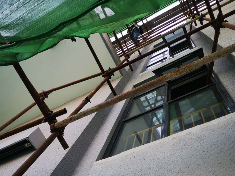 高空外墻防水：首先清理基層，新舊面層必須清理干凈，不得有雜物和灰塵，以免影響粘結(jié)強(qiáng)度，涂刷防水涂料時(shí)基層應(yīng)干燥。接下來(lái)，清理死角，也就是所謂的陰陽(yáng)角、施工縫、伸縮縫等比較重要的部位進(jìn)行處理，尤其注意的是泄水孔要加強(qiáng)處理，需要涂刷2-3遍防水底層涂料。備好防水卷材、防水涂料、基層涂料和粘接卷材的涂料必須要分清，為提高防水卷材與基層粘結(jié)性，可用底層涂料反復(fù)涂刷，涂刷均勻，覆蓋完全，充分滲入混凝土基層，以提高粘結(jié)強(qiáng)度和抗剪切強(qiáng)度。涂刷第二次涂料之前必須要等第一次涂料完全凝固后方可再次涂刷，底層涂料第一次涂刷完畢后約4-8小時(shí)左右，方可再次涂刷第二次和第三次底層涂料。
