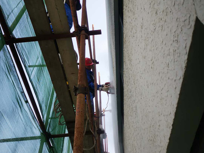 高空外墻防水：首先清理基層，新舊面層必須清理干凈，不得有雜物和灰塵，以免影響粘結(jié)強(qiáng)度，涂刷防水涂料時(shí)基層應(yīng)干燥。接下來(lái)，清理死角，也就是所謂的陰陽(yáng)角、施工縫、伸縮縫等比較重要的部位進(jìn)行處理，尤其注意的是泄水孔要加強(qiáng)處理，需要涂刷2-3遍防水底層涂料。備好防水卷材、防水涂料、基層涂料和粘接卷材的涂料必須要分清，為提高防水卷材與基層粘結(jié)性，可用底層涂料反復(fù)涂刷，涂刷均勻，覆蓋完全，充分滲入混凝土基層，以提高粘結(jié)強(qiáng)度和抗剪切強(qiáng)度。涂刷第二次涂料之前必須要等第一次涂料完全凝固后方可再次涂刷，底層涂料第一次涂刷完畢后約4-8小時(shí)左右，方可再次涂刷第二次和第三次底層涂料。