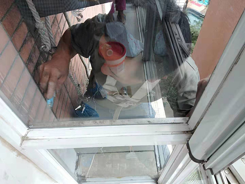 窗戶打膠刷防水:窗框就位→框固定→填塞縫隙→安五金配件→安玻璃→打膠、清理。當(dāng)門(mén)窗采用預(yù)埋木磚法與墻體連接時(shí)，木磚應(yīng)進(jìn)行防腐處理，窗框與洞口之間的伸縮縫內(nèi)腔應(yīng)采用閉孔泡沫塑料、發(fā)泡聚苯乙燃等彈性材料分層填塞，表面用密封膠密封。