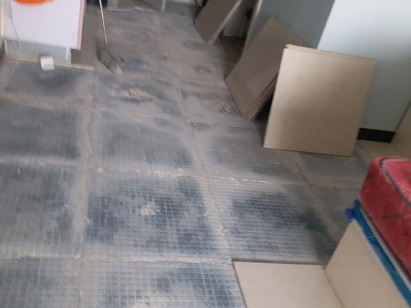客廳地磚修補：沿瓷磚四周邊緣清除嵌縫白水泥，并用小鑿子仔細地拆除損壞瓷磚。瓷磚鑿掉后，用鋼鑿將底層水泥砂漿鑿掉，用力不得過重，否則會震碎其他完好的瓷磚。貼瓷磚前應將瓷磚浸水濕潤，晾干后在瓷磚背面薄薄地涂刮一層107膠水泥漿，然后用力加壓就位，并檢查新貼上的瓷磚是否與四周瓷磚齊平。新貼好的瓷磚的接縫仍要用白水泥漿填嵌，并清除瓷磚面上多余的水泥漿。