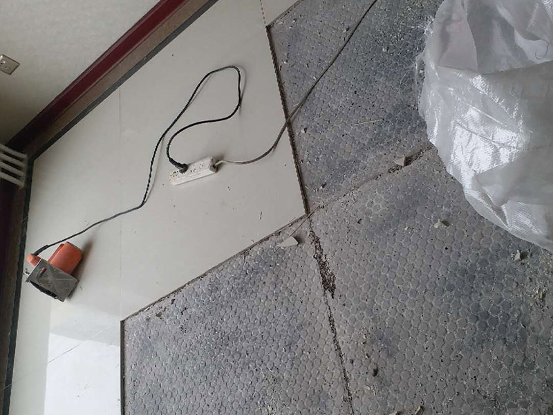 局部地磚修補：地磚使用的時間長了,難免會出現各種各樣的問題,地磚脫落就是很常見的問題之一，這多半是因為施工不當或者地磚老化而導致的。因為每家每戶地磚脫落的情況不同，因此相對于的解決方案也是不同的。如果砂漿未松動的話，只是瓷磚脫落的話，大家可以先把瓷磚背面和四周粘附的砂漿刮凈，再用107膠摻入少許水泥攪成糊狀，在瓷磚背面均勻地涂上薄薄的一層，稍后壓緊瓷磚就會粘牢了;如果地磚砂漿已剝落的話，那就要在原基面上輕輕鑿些毛坑后，再拌有107膠的沙漿重新鑲貼，在基礎面上刷一層后將脫落的瓷磚壓上去，直至沙漿硬化。