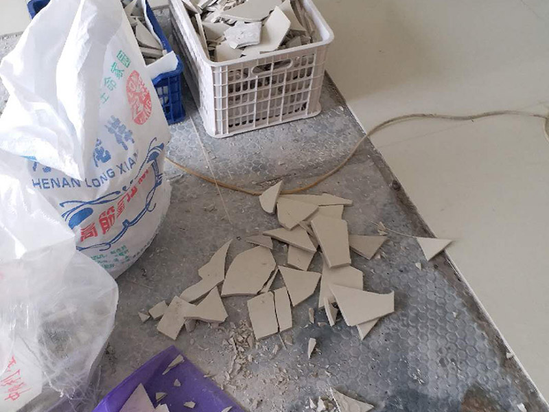 局部地磚修補：地磚使用的時間長了,難免會出現各種各樣的問題,地磚脫落就是很常見的問題之一，這多半是因為施工不當或者地磚老化而導致的。因為每家每戶地磚脫落的情況不同，因此相對于的解決方案也是不同的。如果砂漿未松動的話，只是瓷磚脫落的話，大家可以先把瓷磚背面和四周粘附的砂漿刮凈，再用107膠摻入少許水泥攪成糊狀，在瓷磚背面均勻地涂上薄薄的一層，稍后壓緊瓷磚就會粘牢了;如果地磚砂漿已剝落的話，那就要在原基面上輕輕鑿些毛坑后，再拌有107膠的沙漿重新鑲貼，在基礎面上刷一層后將脫落的瓷磚壓上去，直至沙漿硬化。