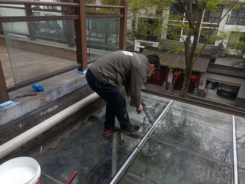 玻璃屋頂打膠防水：把陽光房的邊清理干凈。用結(jié)構(gòu)膠往縫里填到60%。然后用和縫大小的泡抹棒往里壓填充，把膠往陽光房與型材的縫里擠。最后填充耐候密封膠，用刮刀來回30度角度刮2遍。缺膠的補(bǔ)上。30分內(nèi)把紙揭掉。陽光房的鋁合金、鋼材等框架材料連接處基本靠打建筑膠來固定與防漏水。建筑膠打膠前，需要將打膠處用溫布擦干凈且干了之后打膠，否則就算是用了高級的建筑膠，其實(shí)際效果只有普通建筑膠的效果，將會大大降低陽光房結(jié)構(gòu)膠的使用壽命。