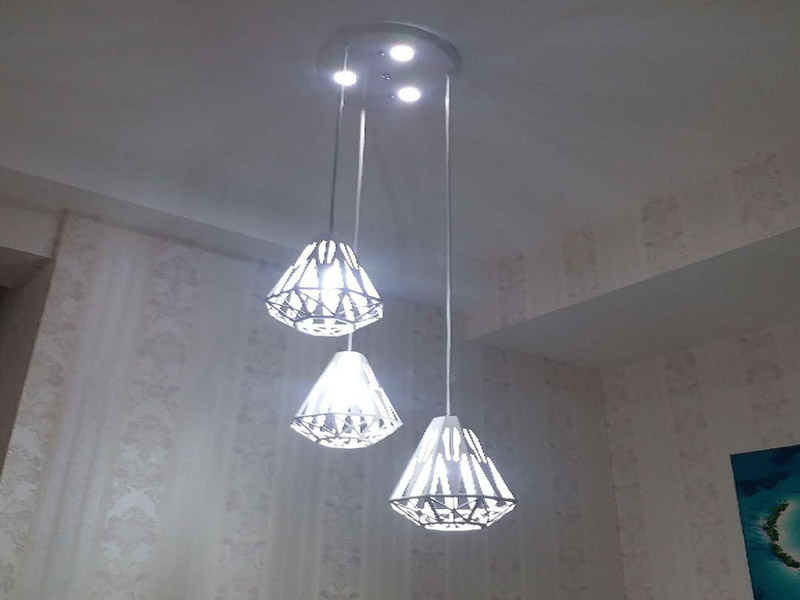 吊燈更換安裝：首先要鋪電線，在需要安裝燈具的部位留下電線口。以方便日后安裝。 第二檢查買來的燈具?？从袥]有損壞或者殘缺不完整等現(xiàn)象，你確保安全。 第三，如果是大型吊燈，那么要提前先安裝上面的燈泡和零件，才能進(jìn)行安裝。 第四如果是大型燈具的安裝，那么還要先打上承重的螺絲掛口。 第五步關(guān)閉閘刀，這樣能夠確保在沒有電通的情況下安裝燈，以免出現(xiàn)意外，這樣是比較安全的做法。 第六步安裝好以后打開電閘，觀察一下安裝是否成功，是不是每個(gè)燈泡都亮了，如果確保每個(gè)燈泡都亮了，那么就說明安裝成功了