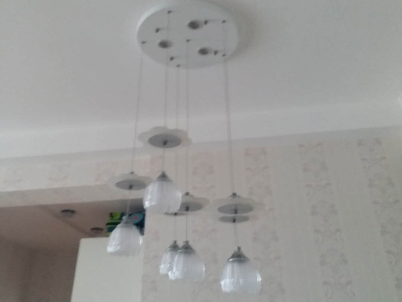 吊燈更換安裝：首先要鋪電線，在需要安裝燈具的部位留下電線口。以方便日后安裝。 第二檢查買來的燈具?？从袥]有損壞或者殘缺不完整等現(xiàn)象，你確保安全。 第三，如果是大型吊燈，那么要提前先安裝上面的燈泡和零件，才能進(jìn)行安裝。 第四如果是大型燈具的安裝，那么還要先打上承重的螺絲掛口。 第五步關(guān)閉閘刀，這樣能夠確保在沒有電通的情況下安裝燈，以免出現(xiàn)意外，這樣是比較安全的做法。 第六步安裝好以后打開電閘，觀察一下安裝是否成功，是不是每個(gè)燈泡都亮了，如果確保每個(gè)燈泡都亮了，那么就說明安裝成功了