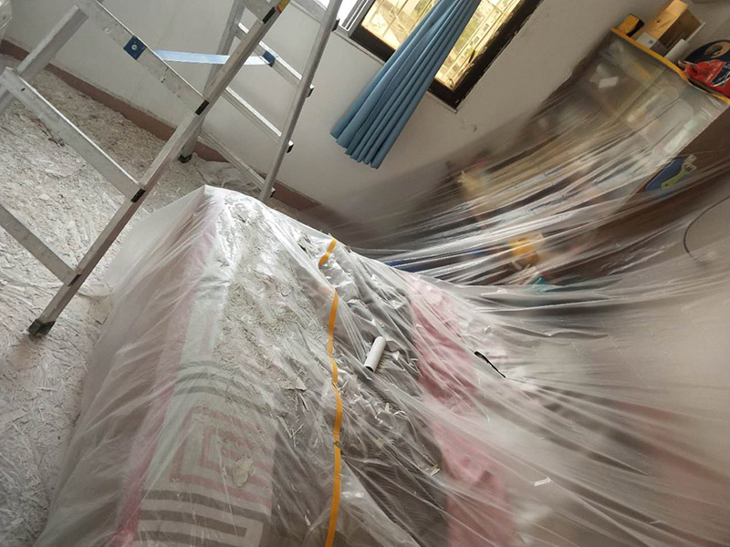 臥室墻面漏水維修：首先根據(jù)施工圖看水管走向，如果漏水的位置后面埋有水管，可以先把家里面的水閘關(guān)掉，放干龍頭里面的水，如果一段時(shí)候后發(fā)現(xiàn)墻面水跡不見(jiàn)了，證明是水管出現(xiàn)問(wèn)題。 如果是請(qǐng)的專(zhuān)業(yè)的維修師傅，可以讓師傅用打壓機(jī)直接打壓檢測(cè)，若確定是墻內(nèi)水管漏水，就可以直接鑿開(kāi)墻壁找水管漏點(diǎn)。