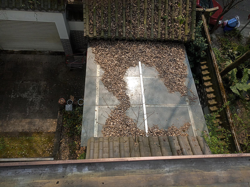 屋頂露臺(tái)翻新裝修：1.鏟除原防水層；2.清運(yùn)原屋面垃圾；3.處理屋面樓頂基礎(chǔ)；4.修補(bǔ)屋面基礎(chǔ)裂縫 空鼓等；5.涂刷冷底油； 原防水層鏟除清理——處理基礎(chǔ)裂縫、破損——特殊部位附加層——定位彈線(xiàn)接縫粘合、封口處理——涂刷接縫膠——鋪貼卷材——滿(mǎn)涂基層膠卷材收頭處理——防水層表面清理檢查——涂刷表面涂料