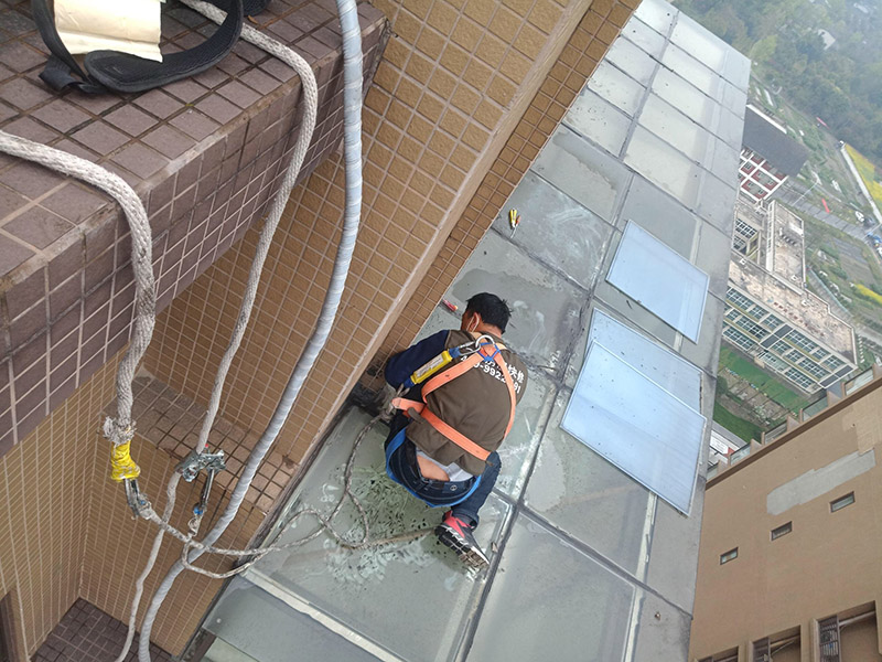 高空施工安全措施：先在高處使用的安全帶，各種零件不得有任何拆卸，如果有損壞的更是不得使用。然后登高作業(yè)使用的梯子要堅(jiān)固，放置要平穩(wěn)，梯子坡度以60到70度比較好，在安置防滑裝備。隨后高處作業(yè)現(xiàn)在必須有監(jiān)護(hù)人，在作業(yè)前監(jiān)護(hù)人和作業(yè)人員應(yīng)該認(rèn)真檢查在清理好現(xiàn)場(chǎng)。最后就是高處作業(yè)人員要按照設(shè)置的通道和扶梯行走不能貪圖方便就可以隨便亂走胡亂攀爬。