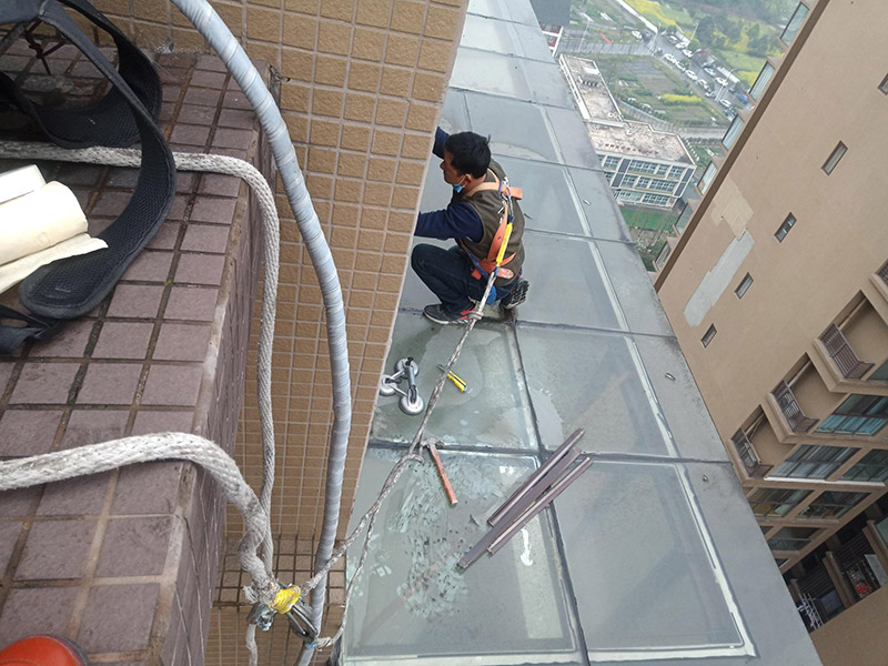 高空施工安全措施：先在高處使用的安全帶，各種零件不得有任何拆卸，如果有損壞的更是不得使用。然后登高作業(yè)使用的梯子要堅(jiān)固，放置要平穩(wěn)，梯子坡度以60到70度比較好，在安置防滑裝備。隨后高處作業(yè)現(xiàn)在必須有監(jiān)護(hù)人，在作業(yè)前監(jiān)護(hù)人和作業(yè)人員應(yīng)該認(rèn)真檢查在清理好現(xiàn)場(chǎng)。最后就是高處作業(yè)人員要按照設(shè)置的通道和扶梯行走不能貪圖方便就可以隨便亂走胡亂攀爬。