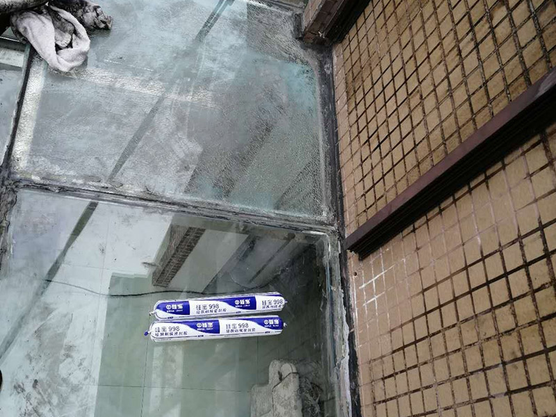 玻璃舊防水鏟除：把原先的玻璃膠鏟除干凈，用吹風(fēng)機(jī)或是紙巾把水分弄干，保證需要打玻璃膠的位置的干燥，然后再開始打膠。注意：記住打膠的時(shí)候，里外都要打上。要等上24小時(shí)，等到玻璃膠完全干透后，才可以繼續(xù)使用。要選用正規(guī)廠商生產(chǎn)的質(zhì)量好的玻璃膠，否則在衛(wèi)生間潮濕的環(huán)境中，很容易發(fā)霉。最好在裝修衛(wèi)生間之前和工人師傅溝通好，讓他們對(duì)擋水條進(jìn)行預(yù)埋，這樣才能從根源上避免以后出現(xiàn)的滲水問題。 