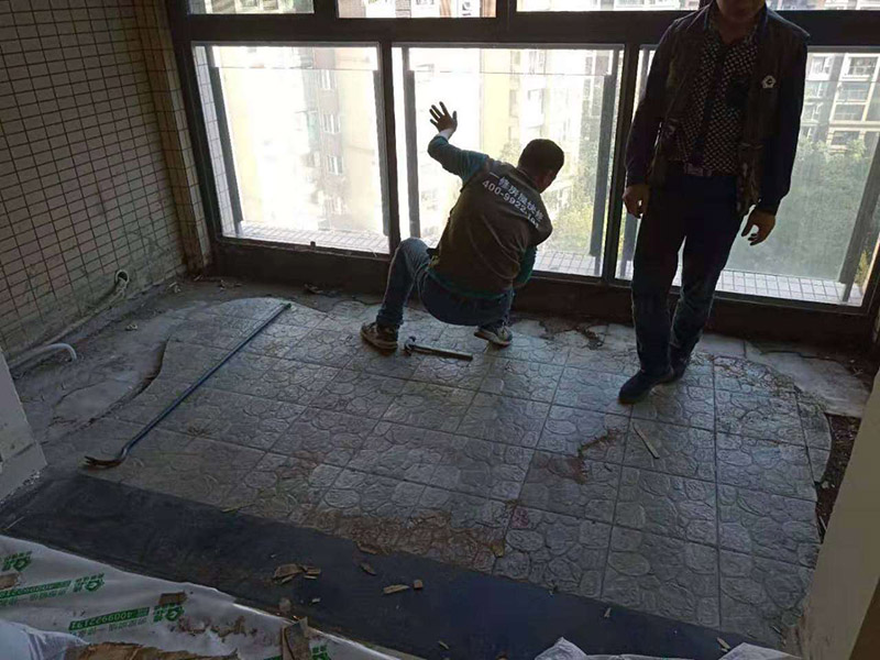 客廳陽臺地板拆除：先從踢腳線的開始拆，用平口啰嗦刀沿著踢腳線開始劃開。把踢腳線劃開后，就能把踢腳邊取下。地板就松動(dòng)了，再順著松動(dòng)的地板移動(dòng)，讓更大面積的地板繼續(xù)松動(dòng)。只到能方便取下，再動(dòng)手取地板。拆地板的時(shí)候，不要亂拆，要順著地板的順序拆。一塊一塊的拆下，在拆的過程中若不好取，就要螺絲刀幫忙，就好拆多了。雖然舊地板還能有利于價(jià)值，所以拆的時(shí)候要盡量保存完整。但在拆地板的時(shí)候，即使再小心都會(huì)有破損的，所以要有這些心理準(zhǔn)備。待舊地板完全拆完后，把地面清掃干凈。再晾一段時(shí)間才能重新裝地板，因此潮濕的地面是不適合裝地板的，等完全干燥透了再鋪新的地板。
