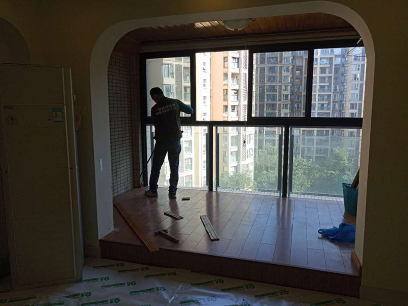 客廳陽臺地板拆除：先從踢腳線的開始拆，用平口啰嗦刀沿著踢腳線開始劃開。把踢腳線劃開后，就能把踢腳邊取下。地板就松動(dòng)了，再順著松動(dòng)的地板移動(dòng)，讓更大面積的地板繼續(xù)松動(dòng)。只到能方便取下，再動(dòng)手取地板。拆地板的時(shí)候，不要亂拆，要順著地板的順序拆。一塊一塊的拆下，在拆的過程中若不好取，就要螺絲刀幫忙，就好拆多了。雖然舊地板還能有利于價(jià)值，所以拆的時(shí)候要盡量保存完整。但在拆地板的時(shí)候，即使再小心都會(huì)有破損的，所以要有這些心理準(zhǔn)備。待舊地板完全拆完后，把地面清掃干凈。再晾一段時(shí)間才能重新裝地板，因此潮濕的地面是不適合裝地板的，等完全干燥透了再鋪新的地板。