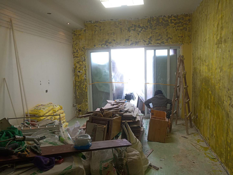 全屋墻面裝修翻新：舊墻面在翻新前一定要做墻面基底處理，粉化嚴(yán)重的要全部鏟除，鏟除后抹上一層白水泥，原來墻面過于光滑、刷過油漆的鏟除后還要做打磨處理，把粘結(jié)不牢的表皮去掉，便于新涂料和墻體粘結(jié)。對(duì)于老房翻新，墻面一定要做底漆，如果沒有刷底漆就直接上面漆的話，時(shí)間一長(zhǎng)墻面容易起泡、發(fā)霉，太陽(yáng)照曬時(shí)間長(zhǎng)了也容易變色。墻面色差是修補(bǔ)墻面時(shí)需要盡量避免的，為此，應(yīng)該注意按照油漆桶的說明配比、涂刷，最好估算好用量，一次準(zhǔn)備足夠的量，這樣能保證墻面顏色一致，也能避免用量不足重新調(diào)配出來的顏色有差異。