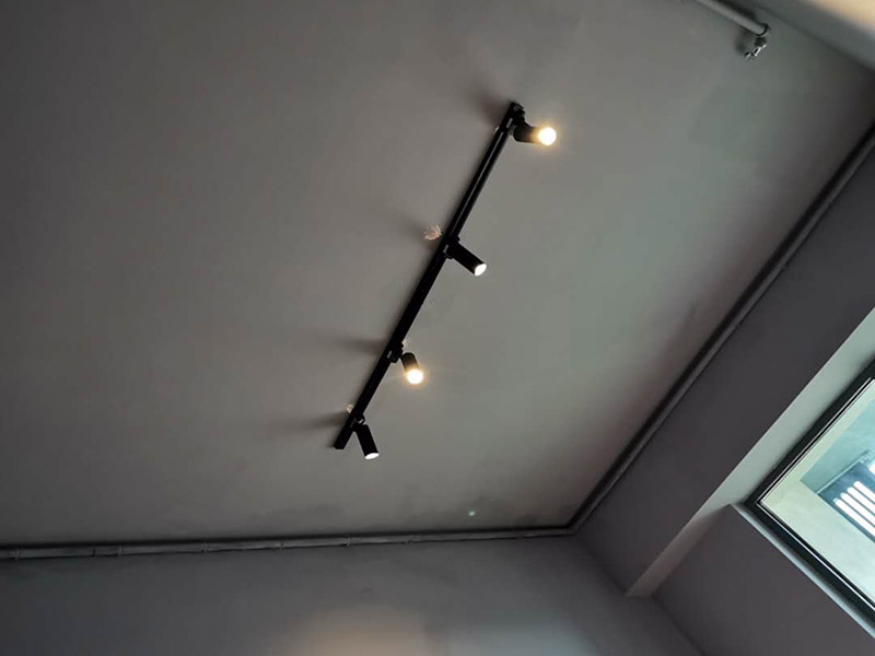 燈具安裝維修：掉線式燈頭安裝：將電源線留足維修長度后剪除余線并剝出線頭，將導線穿過燈頭底座，用連接螺釘將底座固定在接線盒上。取一段燈線，在一端接上燈頭，燈頭內(nèi)應系好保險扣，將燈線另一頭穿入底座蓋碗，燈線在蓋碗內(nèi)系好保險扣并與底座上的電源線用壓接帽連接，旋上扣碗。 吸頂燈安裝：將電源線留足維修長度后剪除余先并剝出線頭，取下吸頂燈罩，把預留的電線從孔里穿過燈底座用記號筆標出底座預留的螺絲孔取下燈底座，用電錘打出標記的螺絲孔（一般燈具都是8個的鉆頭）孔內(nèi)塞入膨脹管，導線穿過燈具底座，燈具貼近頂板對好螺絲孔，擰緊螺絲 ，接好導線 扣上燈罩