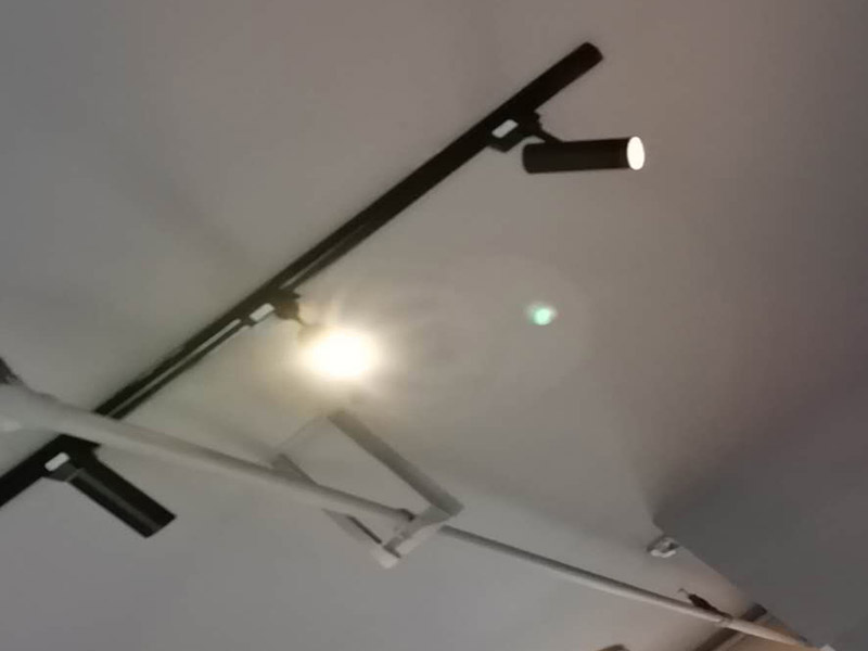 燈具安裝維修：掉線式燈頭安裝：將電源線留足維修長度后剪除余線并剝出線頭，將導線穿過燈頭底座，用連接螺釘將底座固定在接線盒上。取一段燈線，在一端接上燈頭，燈頭內(nèi)應系好保險扣，將燈線另一頭穿入底座蓋碗，燈線在蓋碗內(nèi)系好保險扣并與底座上的電源線用壓接帽連接，旋上扣碗。 吸頂燈安裝：將電源線留足維修長度后剪除余先并剝出線頭，取下吸頂燈罩，把預留的電線從孔里穿過燈底座用記號筆標出底座預留的螺絲孔取下燈底座，用電錘打出標記的螺絲孔（一般燈具都是8個的鉆頭）孔內(nèi)塞入膨脹管，導線穿過燈具底座，燈具貼近頂板對好螺絲孔，擰緊螺絲 ，接好導線 扣上燈罩