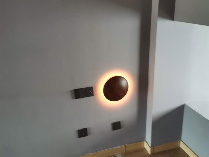 燈具安裝維修：掉線式燈頭安裝：將電源線留足維修長度后剪除余線并剝出線頭，將導線穿過燈頭底座，用連接螺釘將底座固定在接線盒上。取一段燈線，在一端接上燈頭，燈頭內(nèi)應系好保險扣，將燈線另一頭穿入底座蓋碗，燈線在蓋碗內(nèi)系好保險扣并與底座上的電源線用壓接帽連接，旋上扣碗。 吸頂燈安裝：將電源線留足維修長度后剪除余先并剝出線頭，取下吸頂燈罩，把預留的電線從孔里穿過燈底座用記號筆標出底座預留的螺絲孔取下燈底座，用電錘打出標記的螺絲孔（一般燈具都是8個的鉆頭）孔內(nèi)塞入膨脹管，導線穿過燈具底座，燈具貼近頂板對好螺絲孔，擰緊螺絲 ，接好導線 扣上燈罩