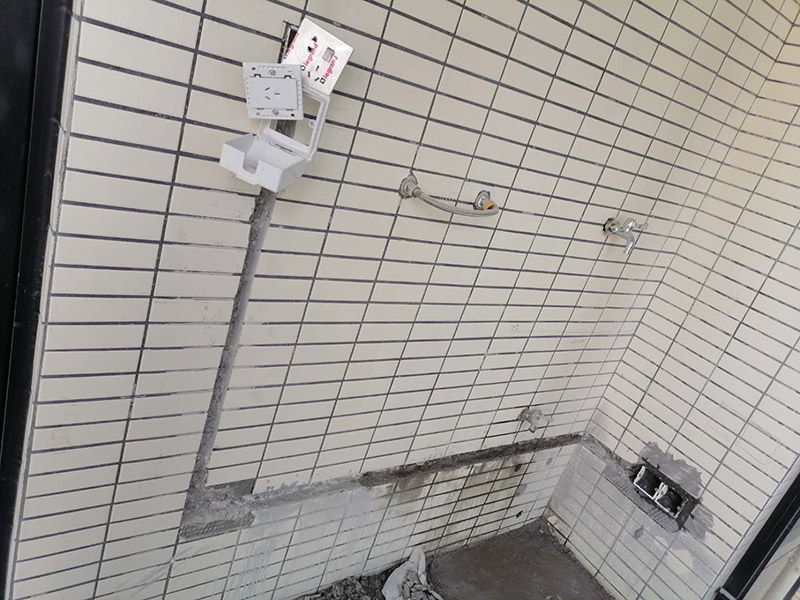 電路開槽走線：首先要根據(jù)電路的用途進行電路定位。定位完成后，根據(jù)定位和電路走向，開布線槽。線路槽很有講究，要橫平豎直。不過，規(guī)范的做法是盡量少開橫槽，會影響墻的承受力。開槽深度應(yīng)一致，一般為PVC管直徑+10mm，要求槽線筆直。冷彎管要用彎管工具，弧度應(yīng)該是線管直徑的6倍，先排管，后用鋼絲穿過，便于以后線路升級、維修。為防止信號干擾，強弱電的間距應(yīng)為500mm，但很多施工達不到這個標準。如果達不到，就應(yīng)該對弱電進行屏蔽處理。要做到強、弱電更不能同穿一根管內(nèi)。