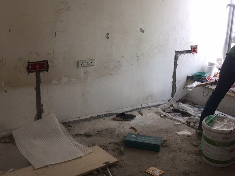 電路開槽安裝：定位開槽：定位完成后，電工根據(jù)定位和電路走向，開布線槽，線路槽橫平豎直。 走管：布線一般采用線管暗埋方式。線管有冷彎管和 PVC管兩種，冷彎管可以彎曲而不斷裂，是布線的最好選擇，因為它的轉(zhuǎn)角是有弧度的，線可以隨時更換，而不用開墻。 穿線：強(qiáng)弱電的間距要在 30---50 公分；強(qiáng)弱電更不能同穿一根管內(nèi)；空調(diào)插座安 裝應(yīng)離地 2 米以上，電線線路要和煤氣管相距 40 公分以上。