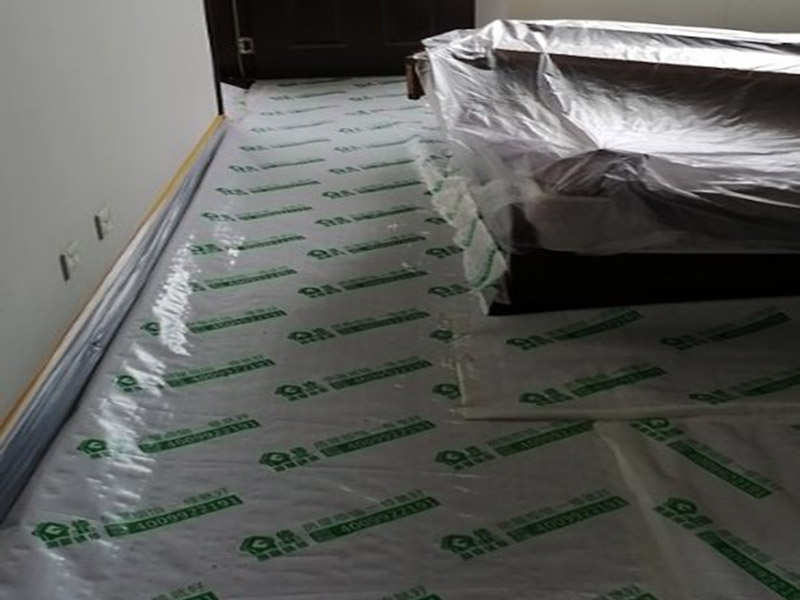 地面家具保護：地面有瓷磚或是地板的話，很可能改造的時候?qū)λ麄冇袀Φ?，所以在舊房改造中一定要對地面進行保護，可以在地面鋪上厚厚的廢紙箱，紙箱下面墊些軟的東西，防止刮花地板。再叫施工師傅用鉆子鑿，別用大鐵錘直接砸。直接砸碎磚會亂飛。