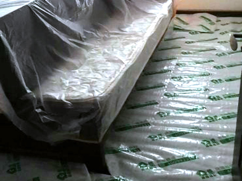 地面家具保護：地面有瓷磚或是地板的話，很可能改造的時候?qū)λ麄冇袀Φ?，所以在舊房改造中一定要對地面進行保護，可以在地面鋪上厚厚的廢紙箱，紙箱下面墊些軟的東西，防止刮花地板。再叫施工師傅用鉆子鑿，別用大鐵錘直接砸。直接砸碎磚會亂飛。