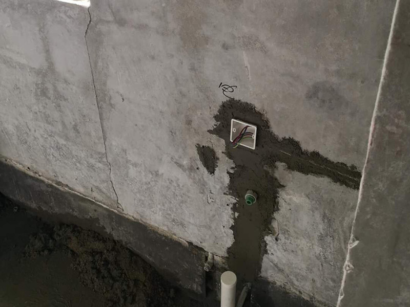 插座布線安裝：衛(wèi)生間的電路改造只需要把整體照明燈具的線路預(yù)留好就可以，相對(duì)來說比較簡單。另外，衛(wèi)生間是水氣較多的地方，因此，嚴(yán)禁在衛(wèi)生間內(nèi)的潮濕處如淋浴區(qū)或澡盆附近設(shè)置電源插座，其它區(qū)域設(shè)置的電源插座應(yīng)采用防濺式。有外窗時(shí)，應(yīng)在外窗旁預(yù)留排氣扇接線盒或插座，由于排氣風(fēng)道一般在淋浴區(qū)或澡盆附近，所以接線盒或插座應(yīng)距地面2.25m以上安裝。距淋浴區(qū)或澡盆外沿0.6m外預(yù)留電熱水器插座和潔身器用電源插座。在盥洗臺(tái)鏡旁設(shè)置美容用和剃須用電源插座，距地面1.5m～1.6m安裝。安裝在衛(wèi)生間的插座宜帶開關(guān)和指示燈，如果安裝在潮濕位置的插座，最好在插座表面安裝一個(gè)防水的蓋子，避免水汽進(jìn)入插座內(nèi)，引起短路。