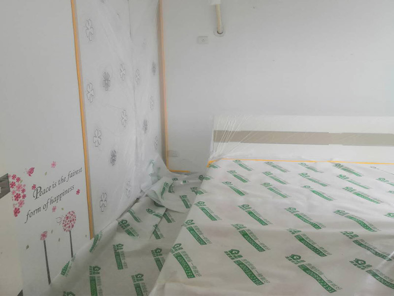家具地面保護(hù)：滿鋪成品瓦楞紙板，再用干凈彩條布滿鋪在普通石膏板上，在彩條布交接處及轉(zhuǎn)角處用膠帶固定，也可選用木芯板或三夾板。材料選用視上人、車情況而定。用原門框保護(hù)膜，或者多層板或密度板，報(bào)紙，美紋紙保護(hù)。