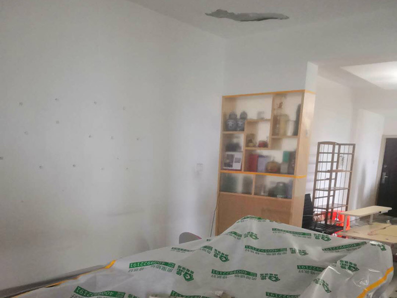 家具地面保護(hù)：滿鋪成品瓦楞紙板，再用干凈彩條布滿鋪在普通石膏板上，在彩條布交接處及轉(zhuǎn)角處用膠帶固定，也可選用木芯板或三夾板。材料選用視上人、車情況而定。用原門框保護(hù)膜，或者多層板或密度板，報(bào)紙，美紋紙保護(hù)。