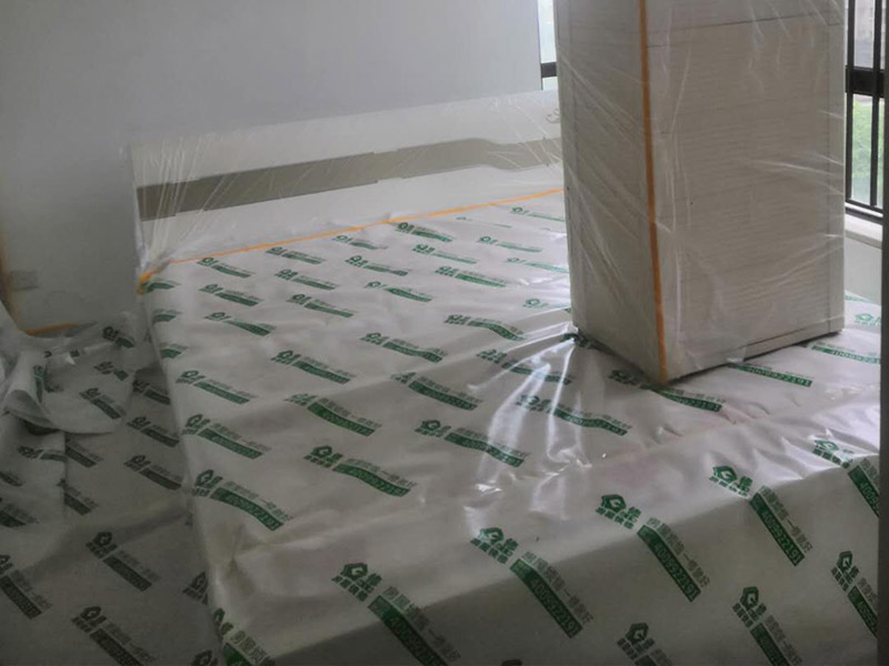 家具地面保護(hù)：滿鋪成品瓦楞紙板，再用干凈彩條布滿鋪在普通石膏板上，在彩條布交接處及轉(zhuǎn)角處用膠帶固定，也可選用木芯板或三夾板。材料選用視上人、車情況而定。用原門框保護(hù)膜，或者多層板或密度板，報(bào)紙，美紋紙保護(hù)。