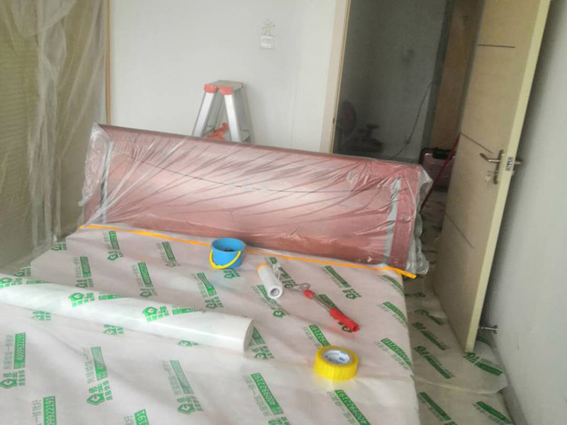 家具地面保護(hù)：滿鋪成品瓦楞紙板，再用干凈彩條布滿鋪在普通石膏板上，在彩條布交接處及轉(zhuǎn)角處用膠帶固定，也可選用木芯板或三夾板。材料選用視上人、車情況而定。用原門框保護(hù)膜，或者多層板或密度板，報(bào)紙，美紋紙保護(hù)。