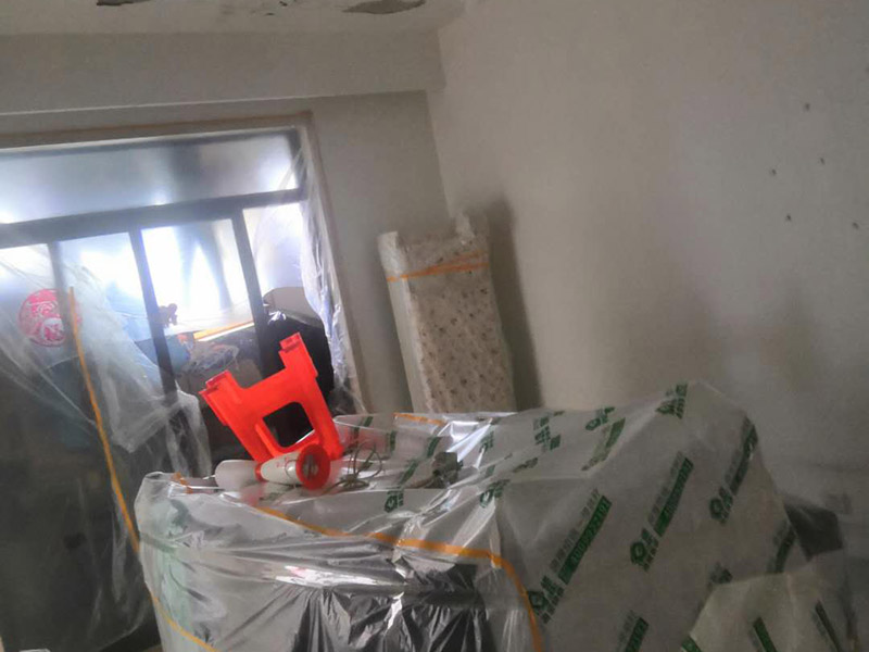 家具地面保護(hù)：滿鋪成品瓦楞紙板，再用干凈彩條布滿鋪在普通石膏板上，在彩條布交接處及轉(zhuǎn)角處用膠帶固定，也可選用木芯板或三夾板。材料選用視上人、車情況而定。用原門框保護(hù)膜，或者多層板或密度板，報(bào)紙，美紋紙保護(hù)。