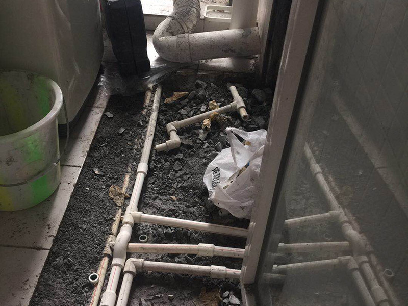 衛(wèi)生間管道改造：處理下水管時，師傅在底部加了一個存水彎，這樣既能起到阻止返水的作用，同時也兼具阻隔臭氣的作用。水泥層中的暗地漏處理，這個是最實用，也是最容易忽略的地方，而它的作用，主要是用來排放地磚層下積水的，避免地磚長期在積水的滲透下，出現(xiàn)起殼的問題，繼而對防水產(chǎn)生影響；所以說衛(wèi)生間的管道這樣處理才最好。