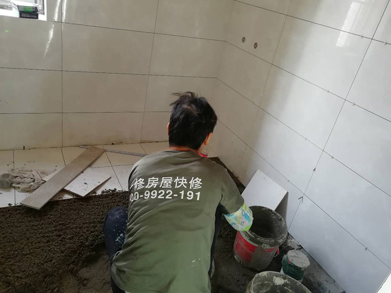浴室墻磚地磚鋪貼：在鋪貼瓷磚前，我們要先把還沒涂抹水泥的地磚鋪在地上，并敲平，然后在地磚上涂滿水泥，鋪在地面，鋪地磚的過程中要對齊四塊磚的對角位置。   另外，在鋪貼瓷磚時也要講究鋪貼順序，在鋪地磚時應從內(nèi)向外貼，有坡度或地漏的地方，要注意排水方向找坡，而墻面磚應從下往上貼，底層的瓷磚要最后貼，這樣鋪貼出來才美觀，我們鋪完地磚后還要壓地磚。