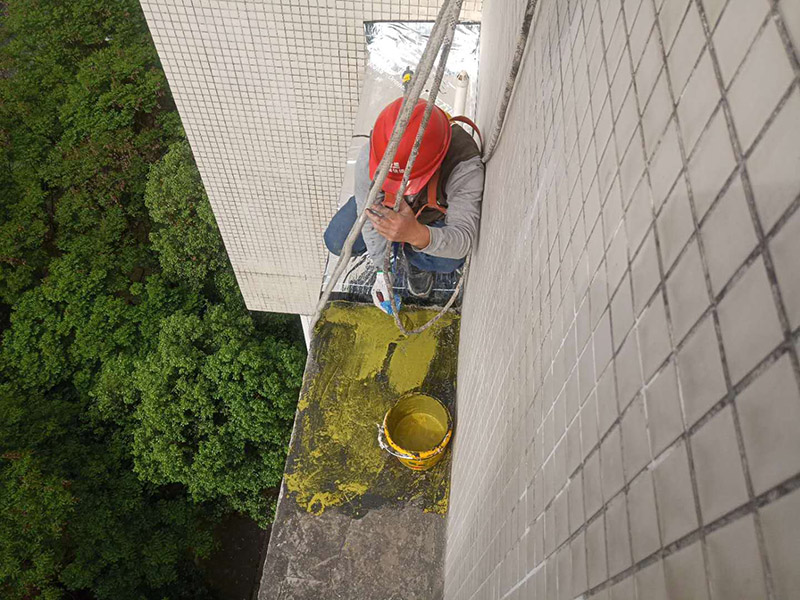 外墻露臺防水：1、找到本來的防水層，由于防水層不是顯露的，是在面層下部，有必要將面層進行悉數(shù)根除，找到本來的防水層。 2、將原防水層根除以后，找平，將本來下部保溫層里存的水進行排干，設一些排氣孔做排氣辦法，將保溫層里的水分排干。 3、如果在康復美化的情況下，咱們需求做的防水層有必要是阻根防水層，阻根防水層有改性瀝青卷材阻根防水層、還有高分子卷材阻根防水層。 4、做完防水層以后，必定要做找坡處理，不要形成屋面部分存水，通常設置水泥砂漿找平找坡，找坡的斜度不小于3％。