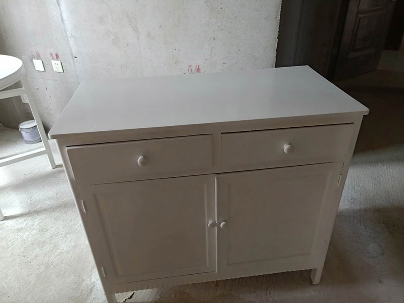 舊家具翻新：家具刷油漆首先要根據木材表面粗糙、堅硬程度選擇型號相當的砂紙進行打磨。刷底漆，根據木材的密度調整底漆的稠度，硬木密度高，油漆可以調稀一點，軟木則要調黏稠一點。刷漆時，應順著木材的紋理均勻涂刷，切忌過厚，待完全干燥后用砂紙打磨，直至手感光滑、無突起為止，用潮濕的軟布擦拭幾遍，最后擦干。刷第二遍漆，以蓋住第一遍漆為準，然后用水砂紙順著刷漆方向輕輕均勻打磨。刷第三遍漆，刷后用更細的水砂紙蘸水打磨，力度不要太猛，打磨要均勻。最后一遍漆，無須打磨，上一層保護蠟即可。