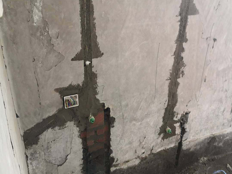 水電暗管布線：暗線電路也叫做暗線布線，其注意就是指先將電路安裝好，然后再進行裝潢，吧電線撞到墻壁內，就連開關插座都是暗孔的，而暗線布線的有點就是是的墻壁上面沒有電路的痕跡，使得裝修非常的美觀，而且安全性也大大的提高了，不過缺點也是非常煩人的。暗線布線選材注意事項   暗線布線在施工的時候應該采用暗管布線來施工，而一般采用的暗管都是pvc管。